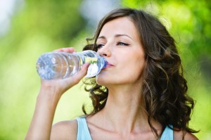 Beim Training sollte ausreichend Wasser trinken und keinen Alkohol, sonst droht Dehydration.