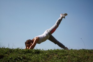 Puedes practicar yoga al aire libre o en interior