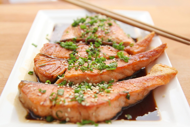 El salmón es una excelente fuente de proteínas y grasas saludables