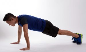 Postura ideal para hacer flexiones: línea recta entre cabeza, glúteos y pies