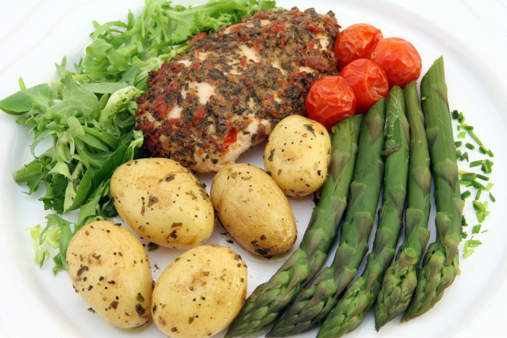 Eine ausgewogene Ernährung beinhaltet Fette, Kohlenhydrate und Proteine. Dabei enthält Putenfleisch viel Protein sowie auch ein Sojaschnitzel. 