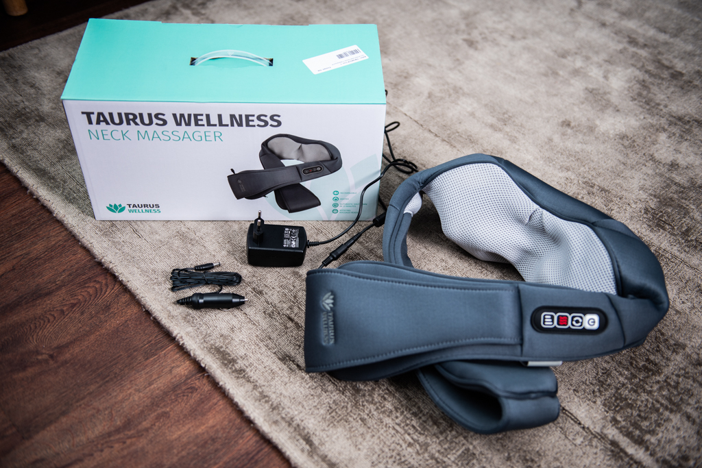 Das Taurus Wellness Nackenmassagegerät mit Netzteil und Adapter