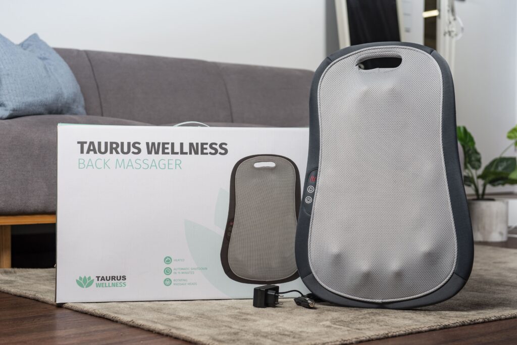 Das Taurus Wellness Rückenmassagegerät mit Netzteil, Adapter und Verpackung