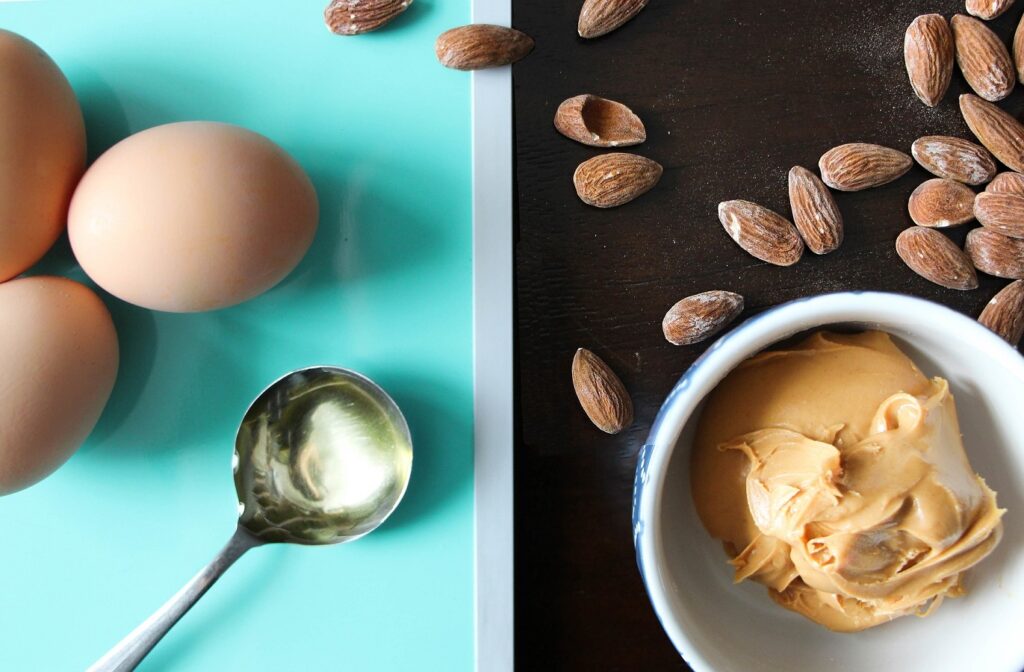 Eier, Öl, Mandeln und Nussmus als gesunde Fett- und Proteinquellen in der ketogenen Ernährung