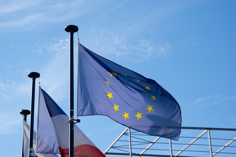 Die EU-Fahne symbolisiert die Einheit der Europäischen Union. Die gemeinschaftlich festgelegten Richtlinien der EU gelten in allen EU-Mitgliedsstaaten, so auch die Definition der EU-Kommission bezüglich Familienunternehmen.