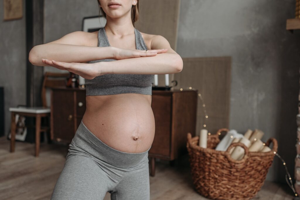 Du suchst eine Alternative zu Joggen in der Schwangerschaft? Dann probiere doch mal Yoga aus.