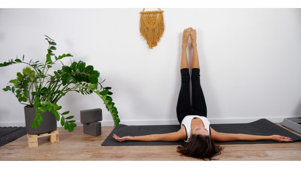 Die Yoga Pose Viparita Karani regt deinen Blutkreislauf an und kann somit Stresssymptome lindern. 