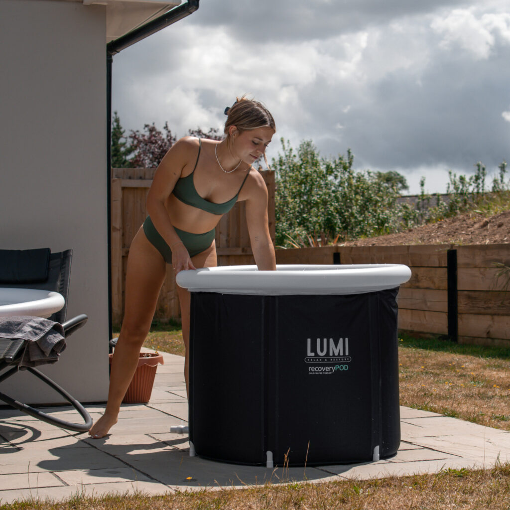 Lumi Recovery Pod mit junger Frau im Bikini, die ein Eisbild nehmen möchte (Eisbaden)